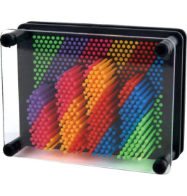 Buntes Pin-Art-Spielzeug mit diagonalen, mehrfarbigen Stiften in einem transparenten rechteckigen Rahmen.