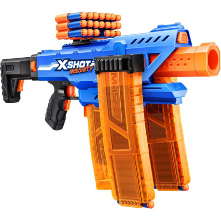 Blauer und orangener XShot Insanity Spielzeugblaster mit zwei großen Magazinen und oben eingesetzten Schaumstoffpfeilen.