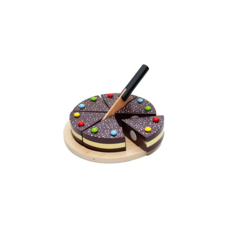Holzspielzeug-Schokoladenkuchen mit bunten Dekorationen, aufgeschnitten, ein Spielmesser steckt in einem Stück.