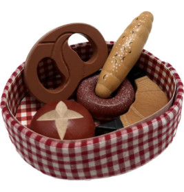 Korb mit rot-kariertem Tuch, darin Spielzeug-Brote und -Gebäck.