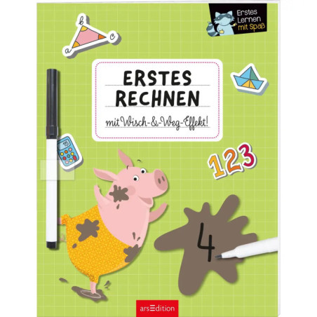 Ein Schwein mit gelber Hose spritzt eine 4 aus Matsch auf einen grünen Mathe-Arbeitsheftumschlag mit Stiften und Zahlen.