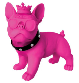 Eine pinke Bulldoggenfigur mit Sonnenbrille, Krone und schwarzem, genietetem Halsband.