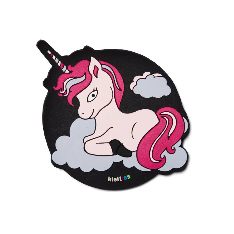 Cartoon-Einhorn mit rosa Mähne liegt auf Wolken vor schwarzem Hintergrund, unten ist Klettertext zu sehen.