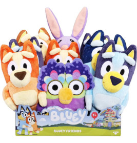 Plüschfiguren von Bluey, Bingo und Freunden in einer bunten Box ausgestellt.