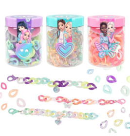 Drei bunte Gläser mit Comic-Mädchen, pastellfarbenen Ketten sowie Herz- und Schmetterlingsdeko unten.