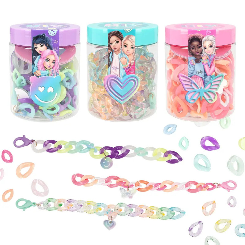 Drei bunte Gläser mit Comic-Mädchen, pastellfarbenen Ketten sowie Herz- und Schmetterlingsdeko unten.