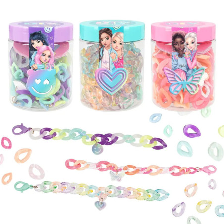 Drei bunte Gläser mit Comic-Mädchen, pastellfarbenen Ketten sowie Herz- und Schmetterlingsdeko unten.