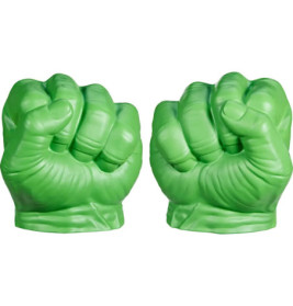 Zwei grüne Spielzeugfäuste aus Kunststoff oder Schaumstoff, die den Händen des Hulk ähneln und nach vorne zeigen.