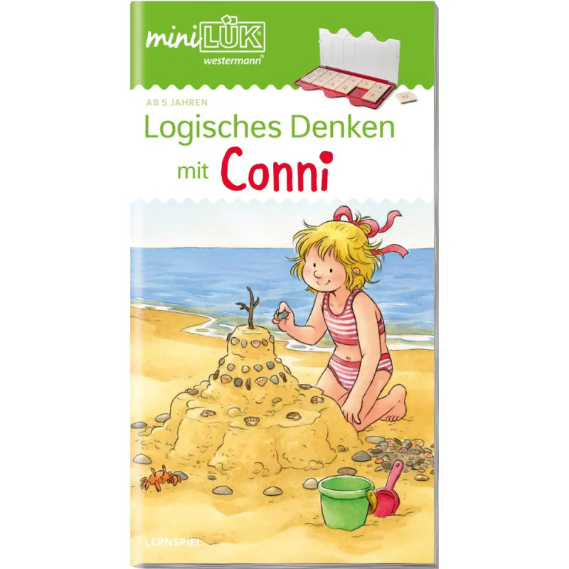 Ein Mädchen baut am Strand eine Sandburg, umgeben von Strandspielzeug und Muscheln.