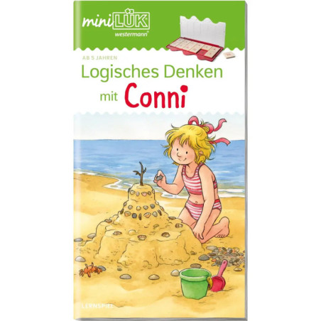 Ein Mädchen baut am Strand eine Sandburg, umgeben von Strandspielzeug und Muscheln.