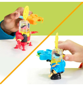 Zwei Hände spielen mit bunten Roboter-Spielzeugen, eins rot-gelb, das andere blau-gelb.