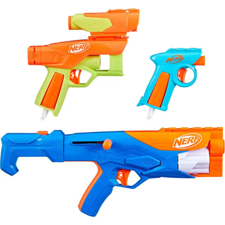 Drei bunte Nerf-Spielzeugblaster liegen auf weißem Hintergrund.