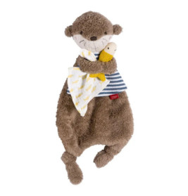 Plüsch-Otter mit gestreiftem Shirt, hält eine kleine Puppe und eine weiße Decke mit gelben Mustern.