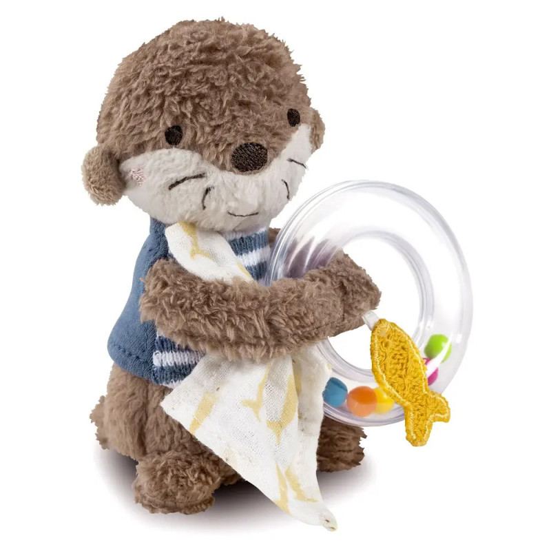 Plüschotter hält einen transparenten Rasselring mit bunten Perlen, einen gelben Fisch und ein weißes Tuch.