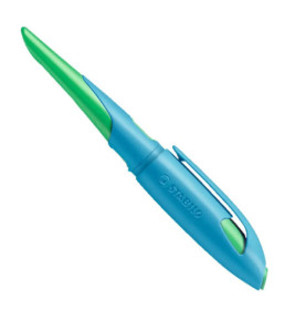 Ein blauer und grüner STABILO-Stift mit Kappe liegt auf weißem Hintergrund.