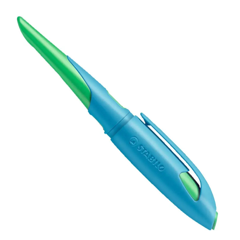 Ein blauer und grüner STABILO-Stift mit Kappe liegt auf weißem Hintergrund. Ein blauer und grüner STABILO-Stift mit Kappe liegt auf weißem Hintergrund.
