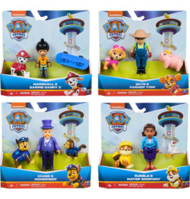 Vier Paw Patrol Spielsets mit je zwei Figuren und thematischem Zubehör in bunter Verpackung.