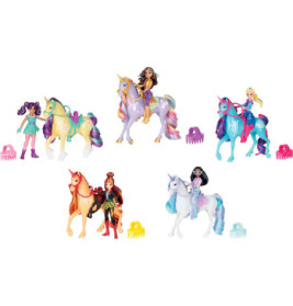 Fünf bunte Puppen sitzen auf passenden Fantasiepferden, umgeben von farbigen Spielzeugkämmen.