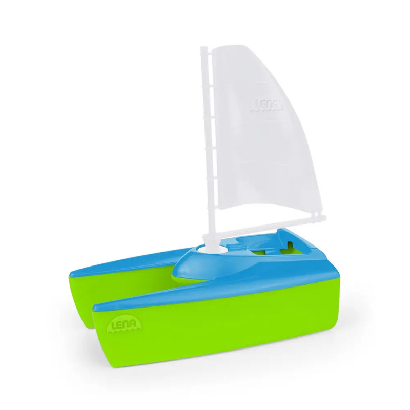 Spielkatamaran mit blau-grünem Rumpf und halb transparenter, weißer Segelfläche.