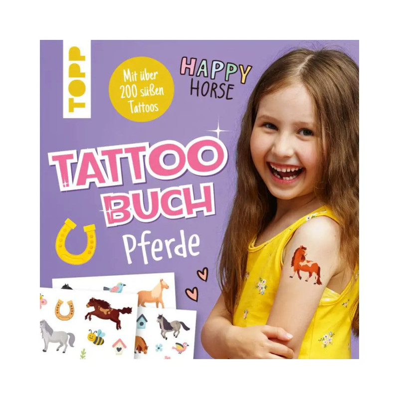 Lächelndes Mädchen mit Pferde-Tattoo am Arm neben einem Buchcover über deutsche Pferde-Tattoos.