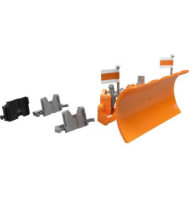 Oranger Spielzeug-Schneepflug mit kleinen Fahnen und grauen sowie schwarzen Verbindungssteilen vor weißem Hintergrund.