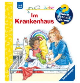 Eine Pflegerin versorgt ein lächelndes Kind im Krankenhausbett, umgeben von Spielzeug und medizinischen Utensilien.
