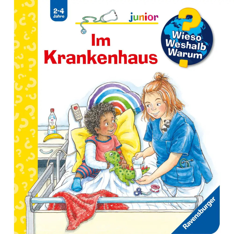 Eine Pflegerin versorgt ein lächelndes Kind im Krankenhausbett, umgeben von Spielzeug und medizinischen Utensilien.