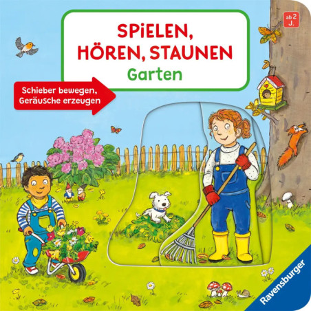 Zwei Kinder rechen im Garten Laub, begleitet von einem Hund Blumen, ein Vogelhaus und ein Schmetterling sind zu sehen.