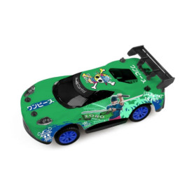 Grünes Spielzeugauto mit blauen Rädern, Zoro-Motiv und japanischem Text auf der Karosserie.