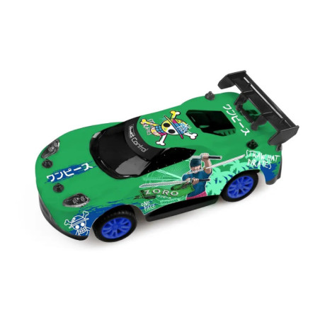 Grünes Spielzeugauto mit blauen Rädern, Zoro-Motiv und japanischem Text auf der Karosserie.