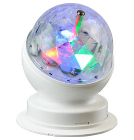 Weiße LED-Discoleuchte mit Facettendom projiziert bunte Lichter.