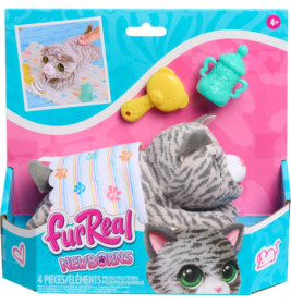 Plüschiges, grau-getigertes Kätzchen-Set mit Decke, Fläschchen und Becher in furReal Newborns Verpackung.