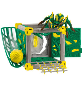 Spielzeug-Spinne auf grün-gelbem Plastikkäfig mit offener Tür und netzartigen Details.