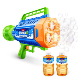 Bunte Seifenblasenpistole mit austretenden Blasen, davor zwei Flaschen Seifenblasenlösung.