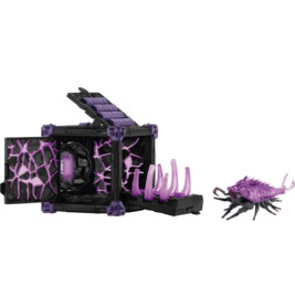 Schwarz-lila Spielzeugkäfig mit offenen Türen, daneben eine lilafarbene Skorpionfigur.