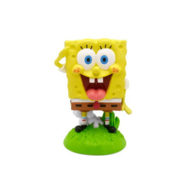 Eine lächelnde SpongeBob-Figur steht auf grünem Sockel und grüßt mit erhobener Hand.