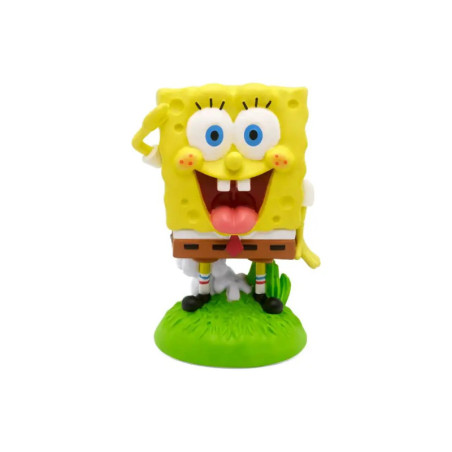 Eine lächelnde SpongeBob-Figur steht auf grünem Sockel und grüßt mit erhobener Hand.