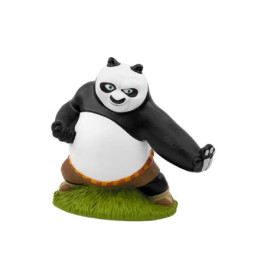 Plastikspielzeugfigur eines Pandas in Kampfkunstpose auf grünem Sockel, freigestellt vor weißem Hintergrund.