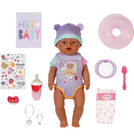 Babypuppe mit lila Mütze, Fläschchen, Schnuller, Windel, Schüssel, Löffel, Lätzchen und Bildkarten.