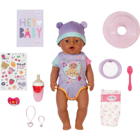 Babypuppe mit lila Mütze, Fläschchen, Schnuller, Windel, Schüssel, Löffel, Lätzchen und Bildkarten.