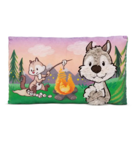 Cartoon-Wölfe beim Camping, einer röstet Marshmallows am Feuer, mit Bäumen und Bergen im Hintergrund.