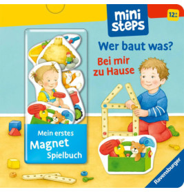 Ein Kleinkind baut mit Bauklötzen, während ein anderes mit Magnetformen und einer Spielzeugkiste drinnen spielt.