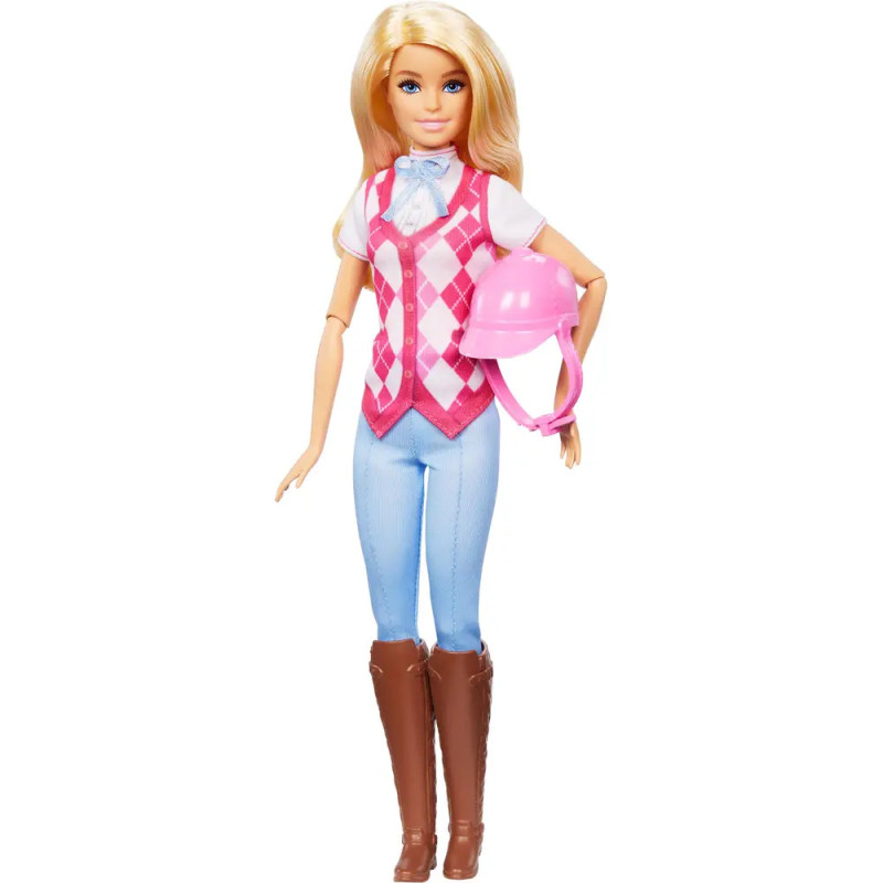 Barbie-Puppe im Reitoutfit mit pinker Weste, blauer Hose, braunen Stiefeln und pinkem Helm in der Hand.