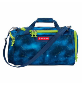 Blaue Sporttasche mit grünen Reißverschlüssen, Weltraummuster und Step by Step-Label vorne.