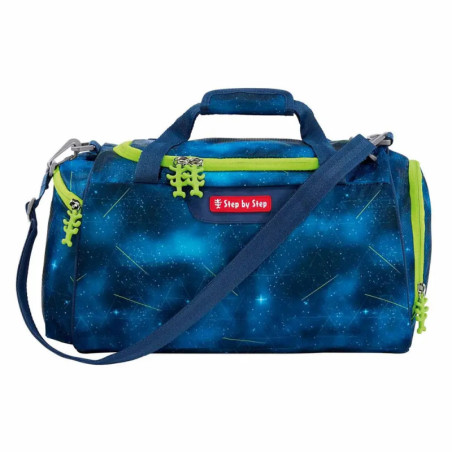 Blaue Sporttasche mit grünen Reißverschlüssen, Weltraummuster und Step by Step-Label vorne.