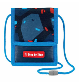 Blaue Umhängetasche mit geometrischem Muster, Step by Step-Logo und blau-grauem Kordelverschluss.