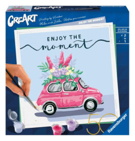 Eine Hand bemalt ein pinkes Auto mit Blumendach, darüber steht Enjoy the moment.