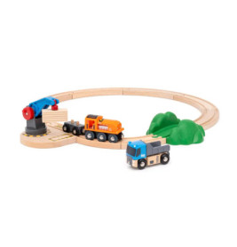 Holz-Spielzeugeisenbahn mit Kran, zwei Lastwagen, Schienen und grünen Hügel-Accessoires.