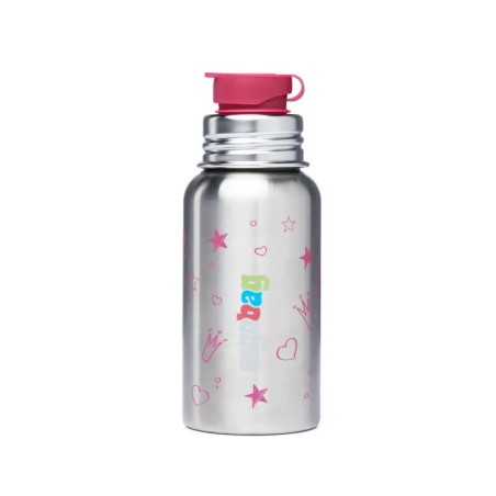 Silberne Trinkflasche mit pinken Sternen, Kronen und rotem Klappdeckel vor weißem Hintergrund.
