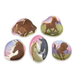 Fünf Gelpacks mit Pferdeillustrationen in verschiedenen Posen auf pastellfarbenen Hintergründen.